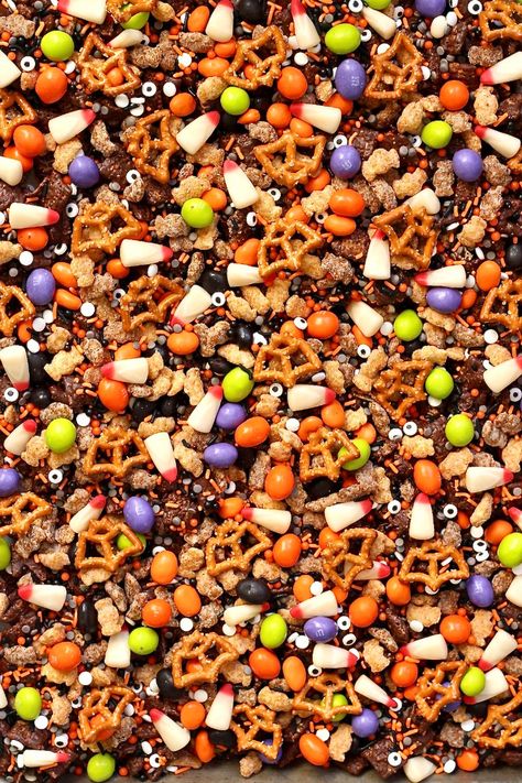 Halloween Cookies Aesthetic, Halloween Trail Mix, Fall Snack Mixes, Yogurt Covered Raisins, Halloween Snack Mix, Cookies Aesthetic, Spooky Snacks, Trail Mix Recipes, Chex Mix Recipes