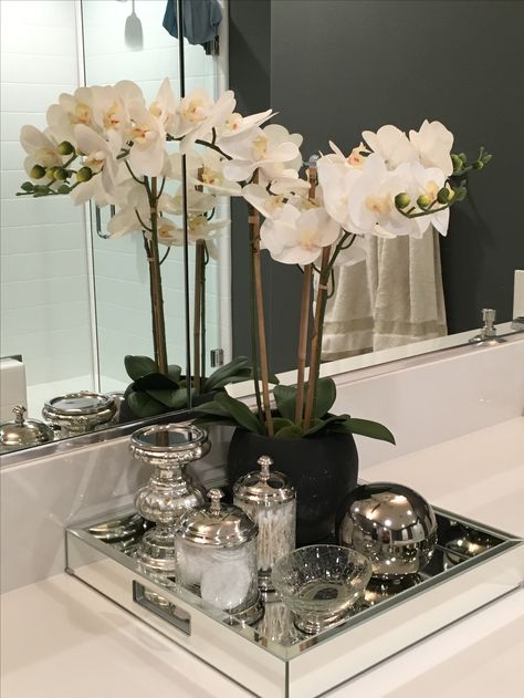 Master Bath Decor, Bathroom Design Small Modern, Bathroom Counter Decor, Bathroom Vanity Decor, Aesthetic Interior Design, Bathroom Decor Themes, Small Bathroom Renovations, Home Decor Bathroom, Bathroom Inspiration Modern