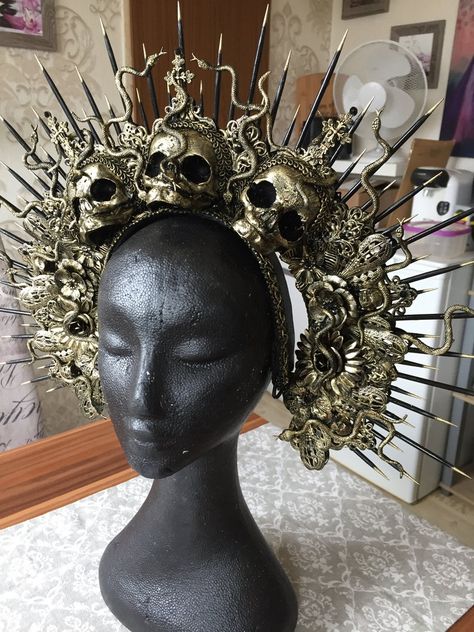 Medusa Headpiece, Medusa Costume, Addams Family Costumes, Flower Headdress, Funky Hats, Headpiece Diy, Headpiece Jewelry, Special Effects Makeup, Head Jewelry