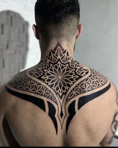 Back Tattoos Mandala, Geometric Throat Tattoo, Mandala Tattoo Mann, Mandala Tattoo Neck, Chest Tattoo Japanese, Back Of Neck Tattoo Men, Back Tattoos For Guys Upper, Body Tattoo Design, Upper Back Tattoos