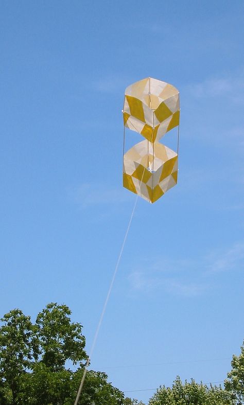 A Brooxe Basic Box Kite, about 1m (3ft) tall, shows that paper sails aren't necessarily a thing of the past... Chinese Kites, Box Kite, Kite Designs, Go Fly A Kite, Kite Flying, Kites, Bending, A Thing, Fascinator