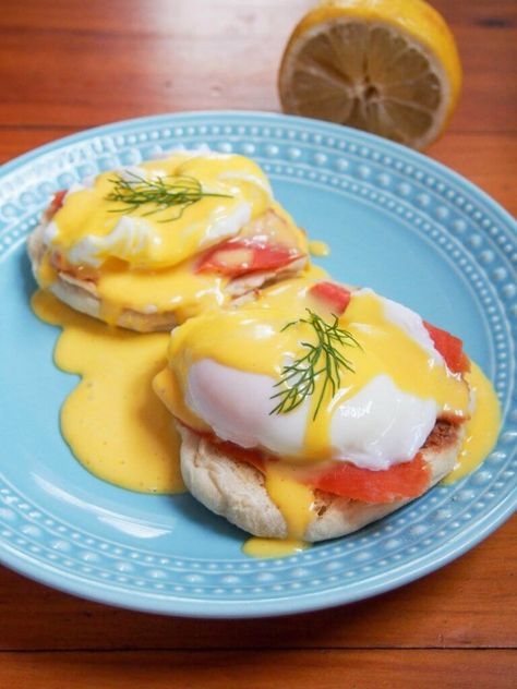 Eggs Royale is a variation of eggs Benedict combining poached eggs and smoked salmon on top of toasted muffins, drizzled with homemade Hollandaise sauce. Delicious flavors, easy to make, it's a fantastic breakfast/brunch. Eggs Royale, Salmon Eggs Benedict, Smoked Salmon Eggs, Salmon Healthy, Homemade Hollandaise Sauce, Smoked Salmon And Eggs, Eggs Benedict Recipe, Egg Benedict, Salmon Eggs