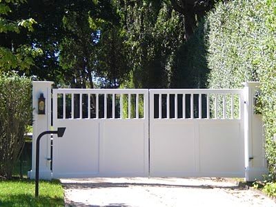 White Wood Gate White Driveway, Wood Driveway, Wood Gates Driveway, White Fence, Wood Gate, Driveway Gates, House Gate Design, Driveway Gate, Iron Gate