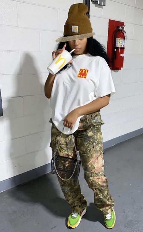 Camo Pants Outfit, Estilo Swag, Cargo Pants Outfit, Tomboy Outfits, Tomboy Style Outfits, Summer Workout, Camo Pants, Streetwear Fashion Women, Cute Swag Outfits