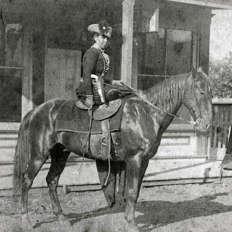 The outlaw Belle Starr, born Myra Belle Shirley, in 1886. Belle Starr, Annie Oakley, The Outlaw, American Frontier, Marriage Vows, Fort Smith, Cowboys And Indians, Central City, Western Women