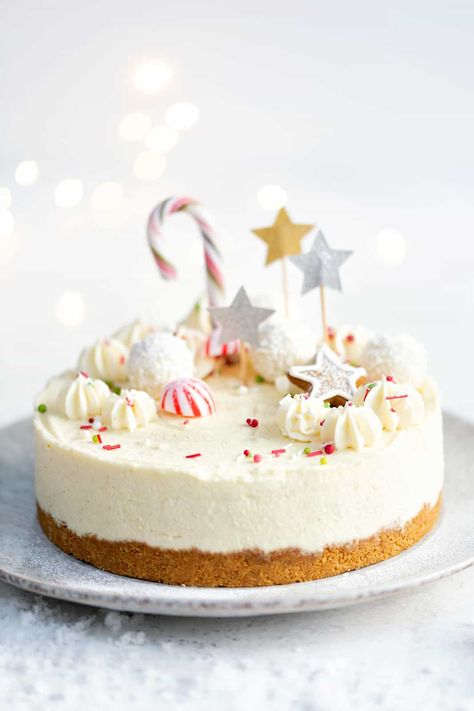 This Christmas Cheesecake is so easy to make, totally delicious and requires no baking! | Supergolden Bakes Christmas Cheesecake Decoration, White Cheesecake, Holiday Cheesecake Recipes, White Chocolate Cheesecake Recipes, Baked White Chocolate Cheesecake, Christmas Cheesecake Recipes, Holiday Cheesecake, Cheesecake Decoration, Birthday Cheesecake