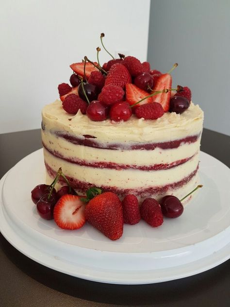 Red Velvet Cake With Strawberries, Red Velvet Decorated Cake, Naked Red Velvet Cake, Birthday Cake Red Velvet, Red Velvet Cake Decoration, Cake Cream Cheese Frosting, Cake Decorated With Fruit, Red Desserts, Strawberry Birthday Cake