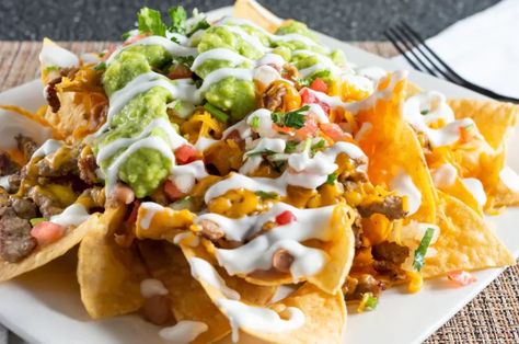 Denny's zesty nachos recipe Dennys Nachos Recipe, Honey Mustard Recipes, Easy Nachos, Mexican Appetizers, Mexican Snacks, Fresh Guacamole, Easy Chicken Pot Pie, Appetizer Dishes, Nachos Recipe