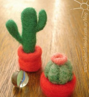 How to make a needle felted Cactus  http://felting.craftgossip.com/2012/05/04/how-to-make-a-needle-felted-cactus/ Felted Cactus, Felt Cactus, Cactus Craft, Felt Succulents, Felting Diy, Needle Felting Ideas, Needle Felting Diy, Wool Needle Felting, Needle Felting Tutorials