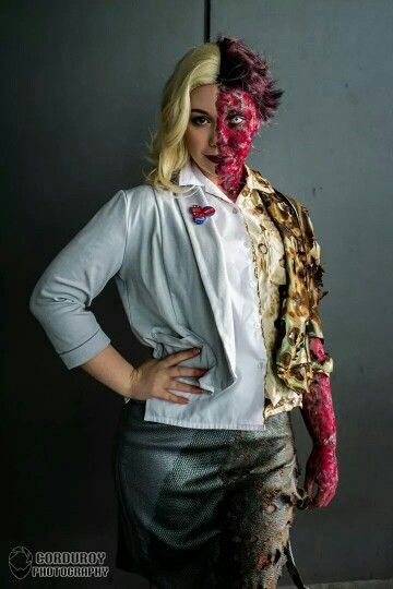 Awesome female Two Face #cosplay #Rule63 Two Face Costume Female, Female Two Face Costume, Two Face Makeup Halloween Batman, Two Face Cosplay, Two Face Concept Art Dc, Two Face Dc Comics, Two Face Costume, Pretty Cosplay, Huntress Dc Cosplay