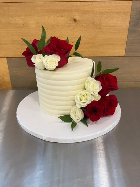 White Cake With Red Flowers, Cake With Roses On Top, Burgundy Cake, Architecture Cake, Red Rose Wedding Cake, Cake Decorating Books, Cake Structure, 21st Cake, Geode Cake