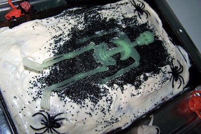 *~my house is cuter than yours~* Glow in the Dark Grave Yard Cake Grave Yard Cake, Halloween Cake Ideas, Recipe Card Box, Grave Yard, Halloween Cake, Halloween Cakes, Recipe Card, Recipe Cards, Card Box