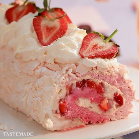 Meringue Roll, Cake Sketch, Strawberry Meringue, Chocolate Recipes Easy, Cake Hacks, Easy Rolls, Fruity Desserts, Taste Made, Roll Cake