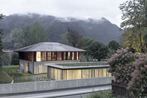 Steiner Architecture, Eco Brutalism, Hip Roof Design, House On Lake, Concrete Siding, White Staircase, Stunning Homes, Louis Kahn, Zell Am See