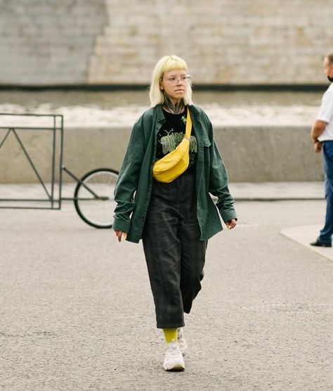 Russian Photographer Captures The Urban Street Style Of Moscow City (30 Pics) Norwegian Street Style, Edinburgh Street Style, Wardrobe Building, Stylish People, Urban People, Tactical Wear, Inspiration Photos, Western Look, Urban Street Style