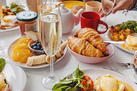 Come Christmas time, you would want your breakfast to be extraordinary. Why not add a bit of sparkling wine to have the perfect champagne breakfast for all! Places In Vegas, Scrambled Egg Muffins, Champagne Breakfast, Coconut Baking, Strawberry Bread, Champagne Brunch, Brunch Places, Breakfast Waffles, Oats Breakfast