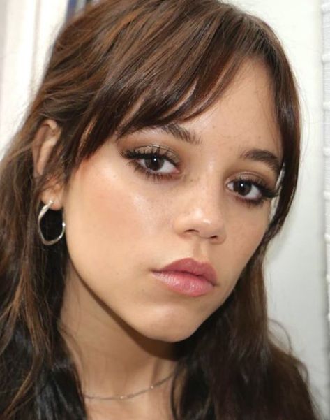 Jenna Ortega Face Close Up, Jenna Ortega Smokey Eye, Jenna Ortega Nose, Jenna Ortega Eyes, Jenna Ortega Makeup, Female Fatale, Hair Makeover, Lily Collins, Jenna Ortega