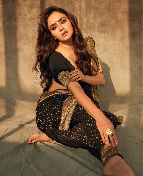 Amruta Khanvilkar on Instagram: “🌙 #thursdaythrowback the shoot for @filmfare #coverpage Shot by the fantastic @rahuljhangiani Styled by @nehachaudhary_ makeup by…” Amruta Khanvilkar Saree, Amruta Khanvilkar, Marathi Actress, Tv Streaming, Black Saree, Madhuri Dixit, Actress Pics, South India, Feminine Beauty