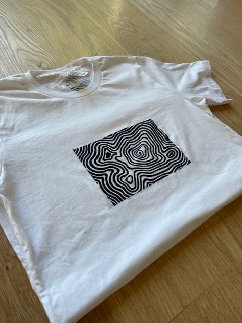 Linocut Tee Shirt, Painted Graphic Tees, T Shirt Block Printing, Screen Printed Tshirt, Diy Tshirt Painting Ideas Graphic Tees, Screen Printed T Shirt, Linocut T Shirt, Linocut Print Shirt, Linocut Tshirt Print