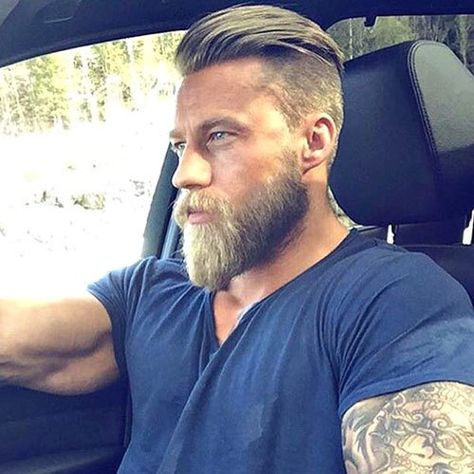 Here are the 3 versions of the ducktail beard that will help you identify your favorite! Barba Hipster, Viking Beard Styles, Viking Haircut, Slick Back Haircut, Ducktail Beard, Long Beard Styles, Man With A Beard, Viking Beard, Beard Hairstyle