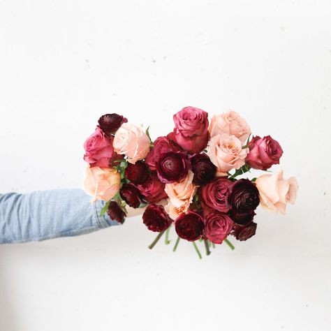 Special Delivery: The Best Valentine's Day Bouquets, Under $65 Edition - Gardenista Farmgirl Flowers, Diy Valentines Day Wreath, Valentine Bouquet, Diy Aesthetic, Romantic Bouquet, Flowers Instagram, Flower Vase Arrangements, Order Flowers Online, Valentines Flowers