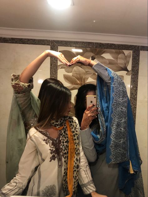 Eid Photo Ideas With Friends, Hide Pose, 3 Besties, Traditional Poses, Eid Photoshoot Ideas, Eid Pics, Group Picture Poses, Sisters Photoshoot Poses, Bff Poses