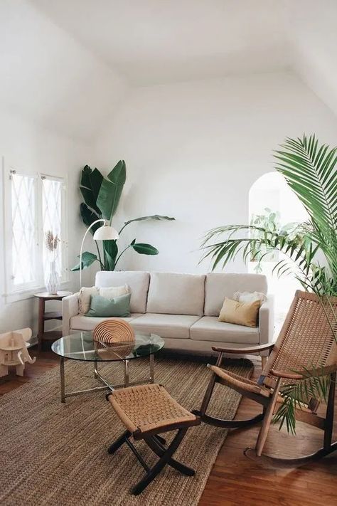 Rooms Decoration, Tropical Living Room, Room Neutral, Furnitur Ruang Keluarga, Bohemian Chic Decor, Tropical Interior, Modern Living Room Interior, Tropical Living, Brown Couch