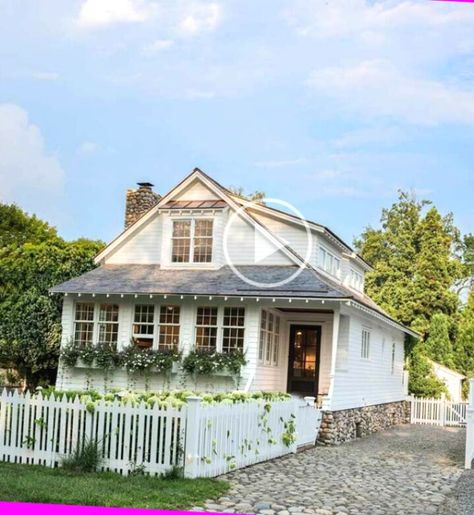 Madeira Beach Florida, Cozy White Cottage, Nantucket Cottage, Front Door Makeover, Cottage Exterior, White Cottage, Small Cottage, Little Cottage, Picket Fence