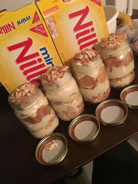 Banana Pudding Jars, Mason Jar Desserts Recipes, Jar Cakes, Banana Desserts, Jar Desserts, Graduation Brunch, Cake Jars, Mason Jar Desserts, Cake Banana