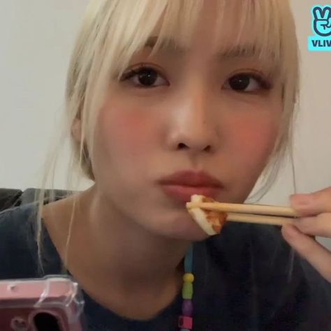 Momo Eating