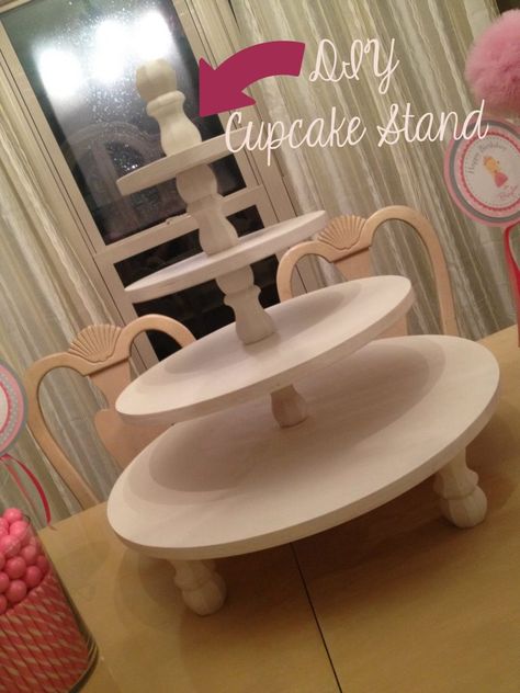 DIY Cupcake Stand Make A Cupcake Stand, Cupcake Stand Diy, Cupcake Diy, Pallet Deck Diy, Diy Stand, Diy Cupcake Stand, Pallet Deck, Deck Diy, Diy Cake Stand