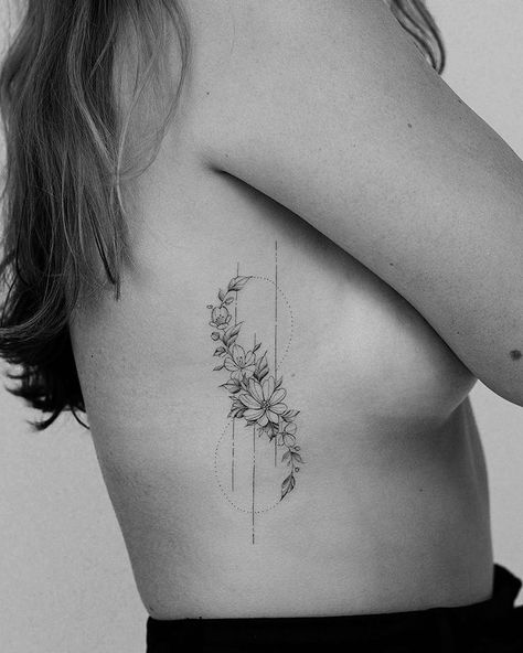 nfinity flowers 🌸 Small Rib Tattoos, Side Tattoos Women, Rib Tattoos For Women, Waist Tattoos, Side Tattoos, Makijaż Smokey Eye, An Arrow, Dainty Tattoos, Spine Tattoos