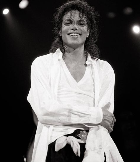 Michael Jackson photographed at the Los Angeles Memorial Sports Arena after performing “Man in the Mirror” on the last couple days of his BAD World Tour, c. January, 1989. Michael Jackson Smiling, Celebrities Who Died, Hee Man, Michael Jackson Wallpaper, Jackson Bad, Michael Jackson Smile, Joseph Jackson, Happy 60th Birthday, Michael Jackson Bad