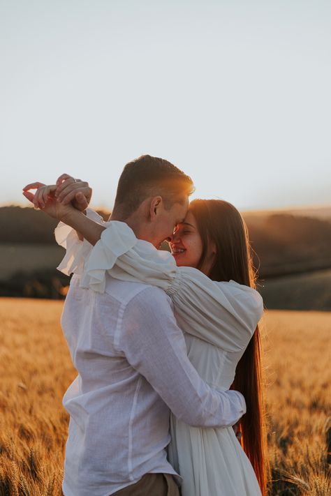 Pre Wedding Photoshoot Outfit Couple Photos Engagement Photography, Fall Pre Wedding Photoshoot, Fotos Pre Wedding Campo, Casual Pre Wedding Photoshoot, Country Couple Pictures, Indian Wedding Poses, Pre Wedding Photoshoot Outfit, Romantic Couple Poses, Wedding Portrait Poses