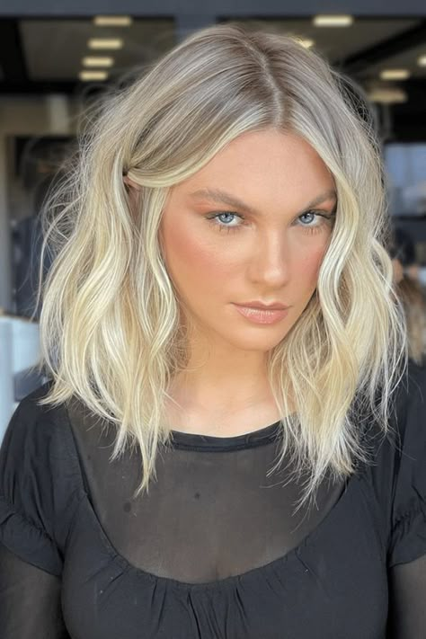 Mid Length Blonde Hair, Blond Rose, Shoulder Length Hairstyles, Blonde Hair Transformations, Blonde Hair Inspiration, Shoulder Length Hair Cuts, Penteado Cabelo Curto, Mid Length Hair, Short Blonde Hair