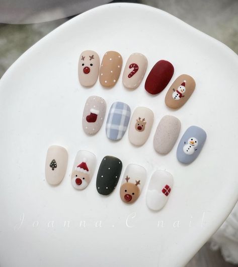 Christmas Nails Minimal, Minimal Christmas Nails, Nail Noel, Winter Nail Art Designs, Minimal Nails Art, Christmas Gel, Art Deco Nails, Hello Nails, Christmas Gel Nails