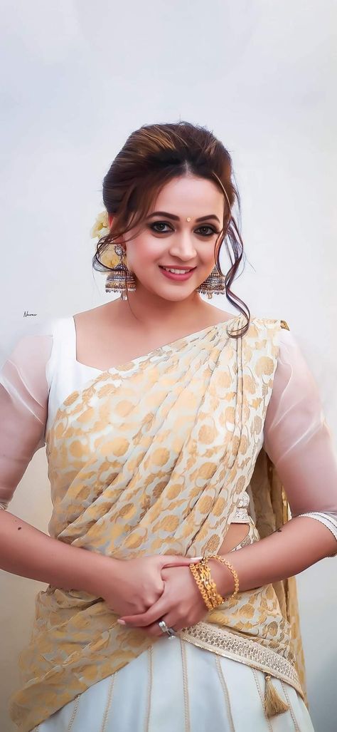 Bhavana Actress, Indian Photoshoot, Goddess Artwork, Beautiful Long Hair, Beautiful Smile Women, Indian Beauty Saree, Actress Photos, Desi Beauty, Saree