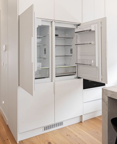 Seamlessly blending style and function, this kitchen features an integrated fridge for a sleek, clutter-free look! 👏 Integrated appliances are increasingly popular for their ability to create a clean, streamlined aesthetic, allowing cabinetry to flow without interruption.⁠ ⁠ ⁠ #kitchen #kitchendesign #home #homedecor #design #interior #cooking #kitchendecor #homedesign #renovation #kitcheninspo #kitchenremodel #kitcheninspiration #house #houseinspo #renovationinspiration #designinspo #renovat... Ikea Integrated Fridge, Integrated Fridge, Integrated Appliances, Clutter Free, Kitchen Redo, House Inspo, Design Inspo, Kitchen Inspirations, Kitchen Remodel