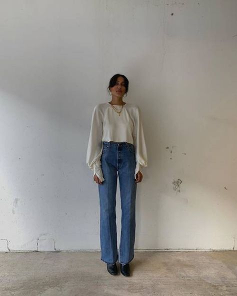 6 Easy Jean Outfits for Compliments | Who What Wear  Flared jeans + pretty top + square toed boots Cardigan Jeans Outfit, Running Late Outfits, Mode Dope, Lauren Johnson, Instagram Los Angeles, Outfit Combos, Denim Outfits, Pics Inspo, Cropped Cardigan Sweater