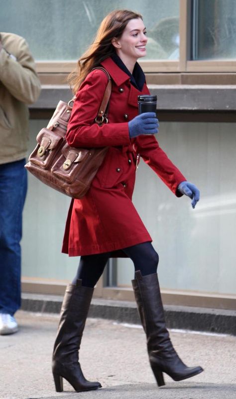 Anne Hathaway's wardrobe in Bride Wars Anne Hathaway Style, Bride Wars, Celebrity Style Guide, Trendy Christmas Outfits, 90s Runway Fashion, Gossip Girl Fashion, Devil Wears Prada, Red Coat, Anne Hathaway