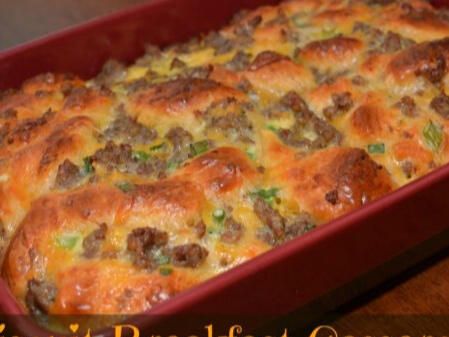 6-Ingredient Biscuit Breakfast Casserole - NewsBreak Creamy Chicken Spaghetti Recipe, Biscuit Breakfast Casserole, Baked Potato Salad Recipe, Biscuit Breakfast, Christmas Breakfast Casserole, Loaded Baked Potato Salad, Breakfast Casserole With Biscuits, Baked Potato Salad, Dump Cake Pumpkin