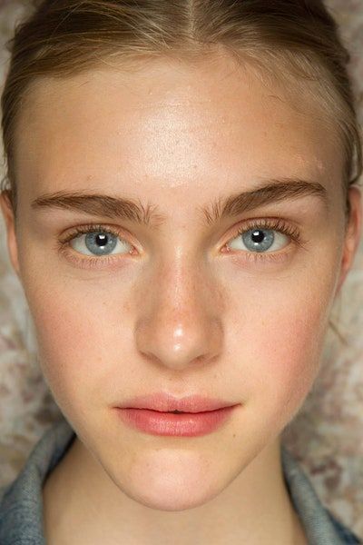 Eyebrow Template, Vintage Photography Women, Sims Inspiration, 2014 Couture, Minimalist Makeup, Bare Face, Summer Skin, Model Face, Face Hydration