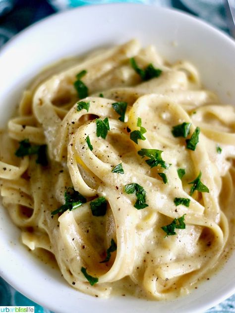 Dairy-Free Fettuccine Alfredo recipe on UrbanBlissLIfe.com Alfredo Sauce Vegan, Fettuccine Alfredo Sauce Recipe, Fetuchini Alfredo, Vegan Fettuccine, Fettuccine Alfredo Sauce, Vegan Fettuccine Alfredo, Fettuccine Recipes, Vegan Alfredo Sauce, Dairy Free Recipes Dinner