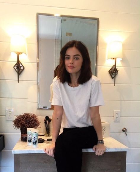 Makeup Looks Brunette, Brunette Short Hair, Blonde Hair Outfits, Lucy Hale Hair, Brunette Short, Blonde Hair Goals, Lucy Hale Style, Aria Montgomery, Lucy Hale