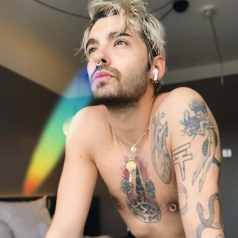 Tattoo Bills, Tokyo Hotels, Bill Kaulitz, Tom Kaulitz, Tokio Hotel, Shirtless Men, Waiting For You, Hair Tutorial, Tattoos For Guys