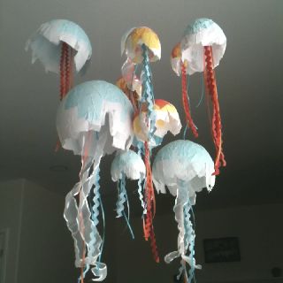 Paper Mache jellyfish Craft Ideas Paper, Paper Mache Projects, Paper Mache Animals, Folding Origami, Deco Nature, Paper Mache Sculpture, Paper Mache Art, Paper Mache Crafts, Sculpture Projects