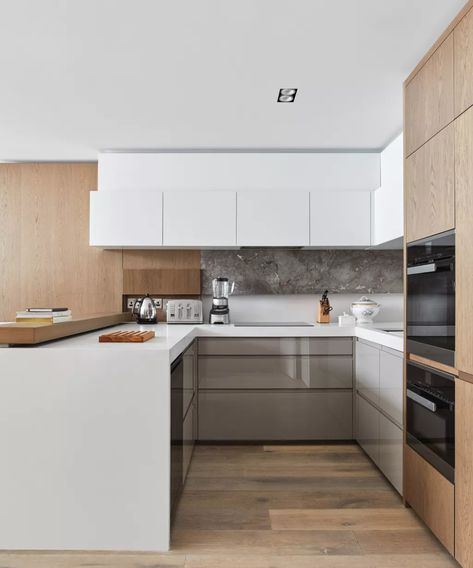 U-shaped kitchen ideas: Embrace this ultra-practical design | Homes & Gardens | Kitchen With Floating Shelves, Kitchen Layout U Shaped, Small U Shaped Kitchen, Rustic Kitchen Ideas, Kitchen Shapes, Wall Cupboards, Dark Wood Kitchens, Small Kitchen Layouts, Kitchen Finishes