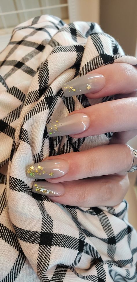 Nude pink to grey ombre with gold stars Gold And Grey Nails, Ombre Gold Nails, Gray Ombre Nails, Grey Ombre Nails, Gray Nail Designs, Starry Nails, Light Gray Nails, Ombre French Nails, Grey Matte Nails