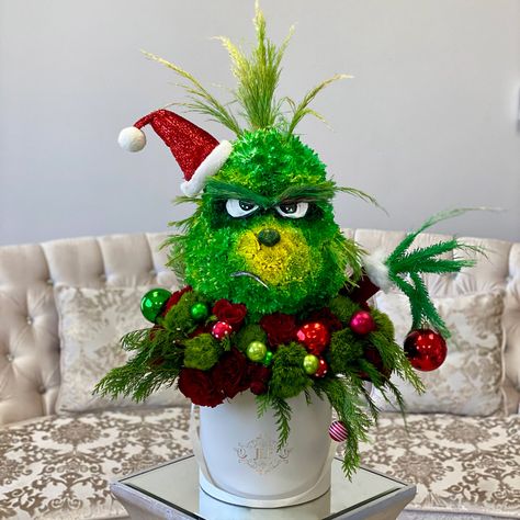 Grinch Floral Arrangement, Unique Flower Arrangements Creative Fun, Grinch Flower Arrangement, Florist Life, Christmas Bouquets, Animal Flower Arrangements, Floral Animals, Flower Animals, Dog Flowers