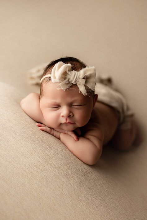 Simple Newborn Photography, Professional Newborn Photography, Natural Newborn Photography, Natural Newborn, Newborn Photography Poses, Newborn Photoshoot, Newborn Pictures, Newborn Photo, Baby Photoshoot